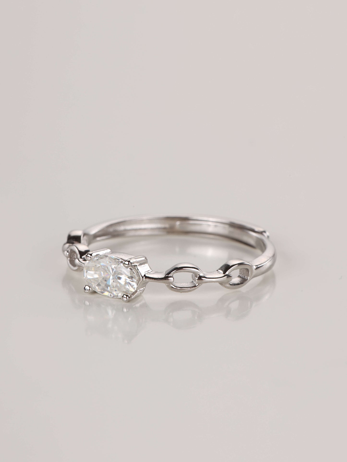 Close-up macro shot of the 925 sterling silver ring highlighting the East-West horizontal setting and the structural interlocking chain band details.