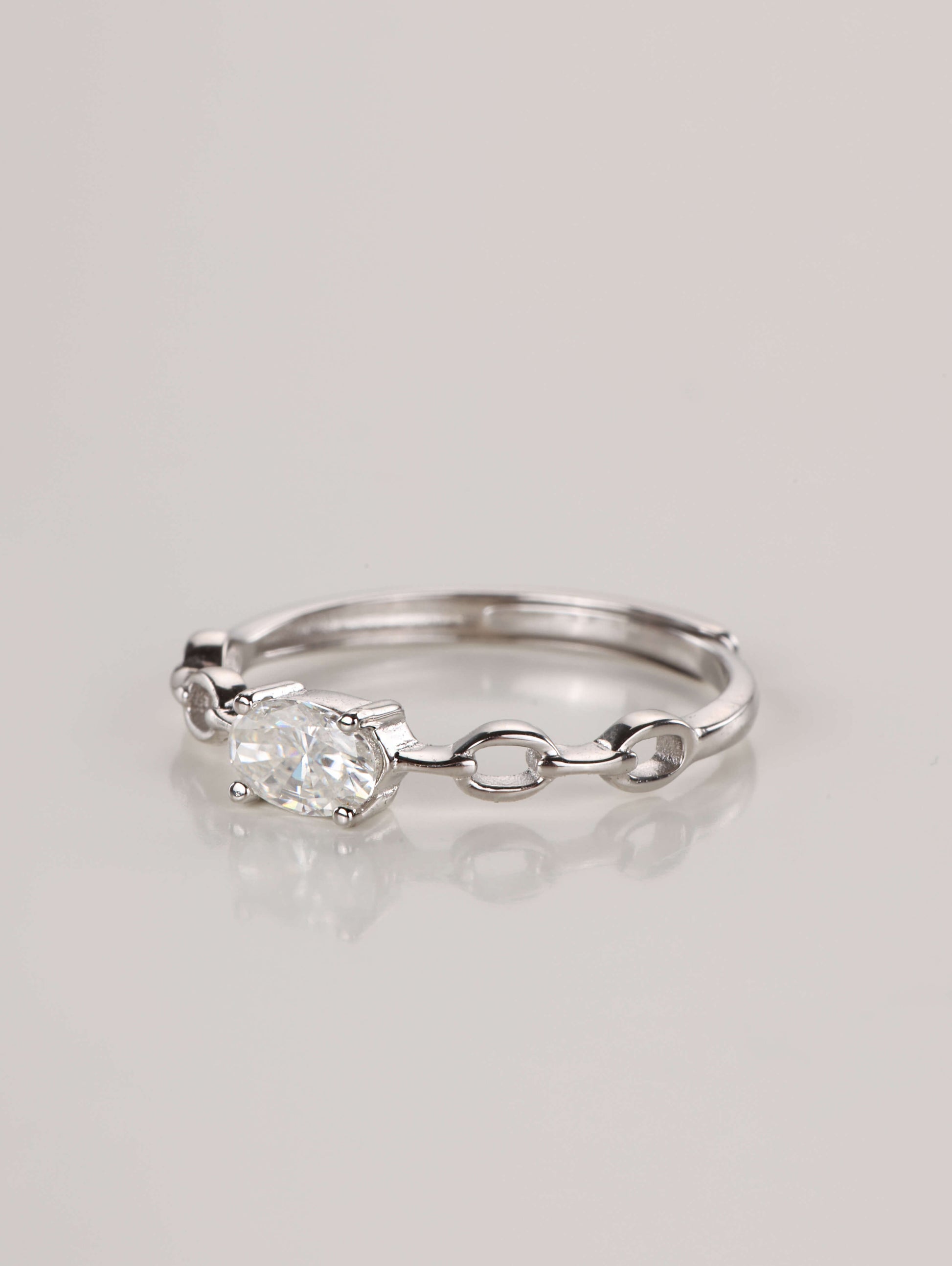 Close-up macro shot of the 925 sterling silver ring highlighting the East-West horizontal setting and the structural interlocking chain band details.