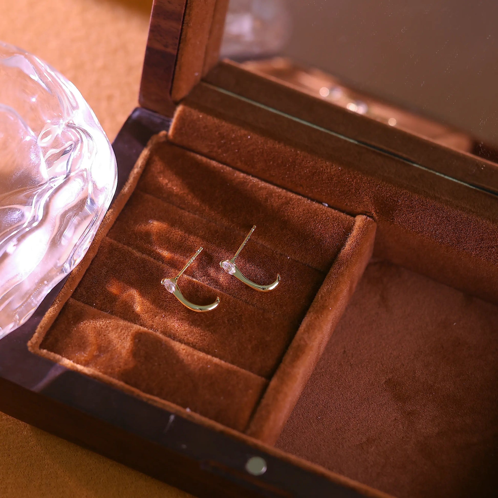 Macro shot of the dainty minimalist cubic zirconia stones set along the curve of the hoop.