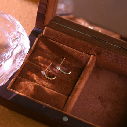 Macro shot of the dainty minimalist cubic zirconia stones set along the curve of the hoop.
